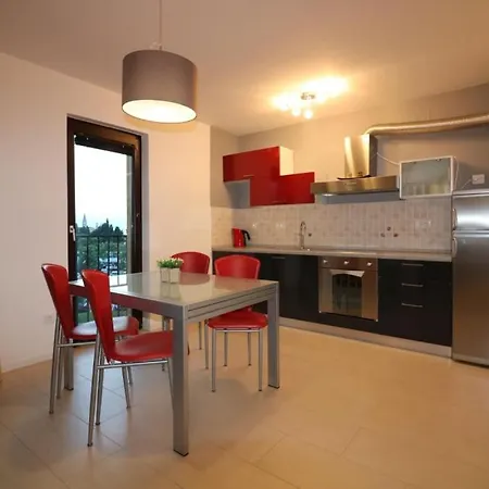 In With Balcony, Air Conditioning, Wi-fi, Washing Machine Appartamento
